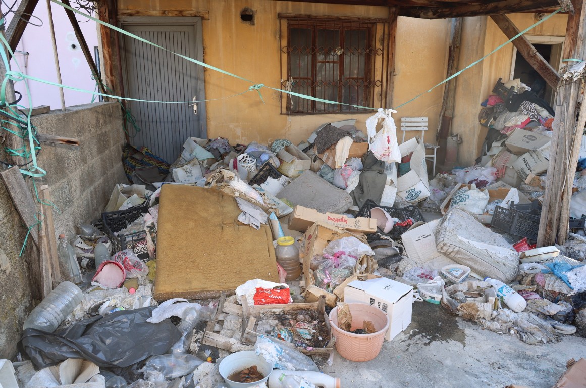 TOROSLAR'DA HALK SAĞLIĞINI TEHDİT EDEN ÇÖP EV TEMİZLENDİ