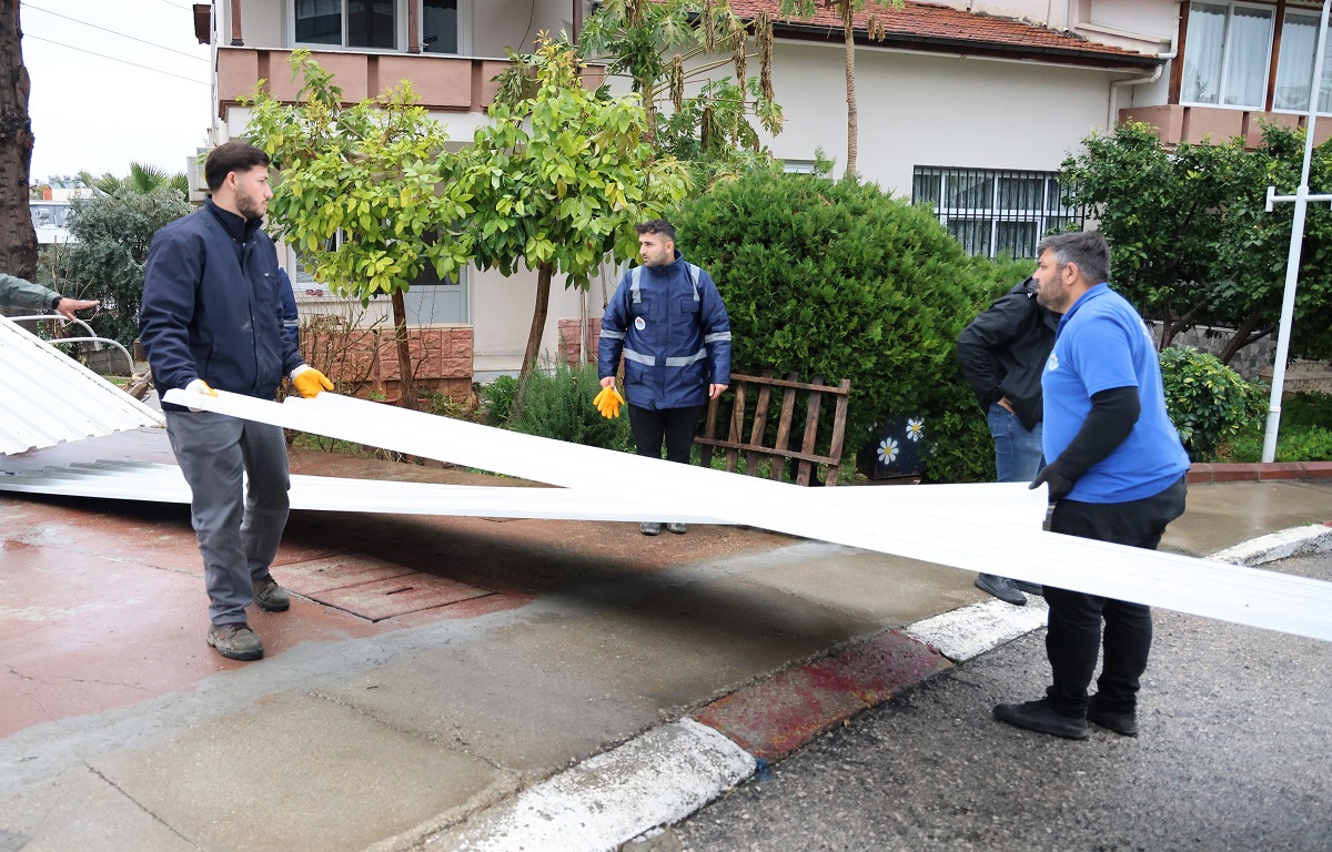MERSİN’DE ŞİDDETLİ FIRTINA AĞAÇLARI DEVİRDİ, ÇATILARI UÇURDU: TOROSLAR BELEDİYESİ ANINDA SAHAYA İNDİ