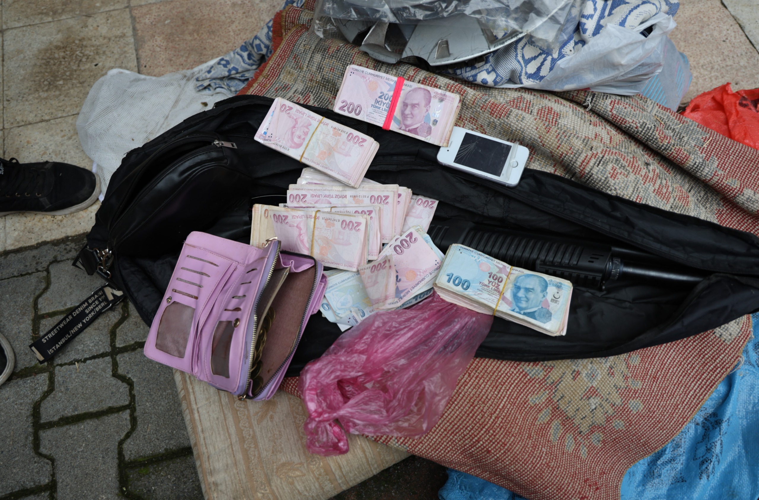 Toroslar Belediyesinden Çöp Ev Temizliği: 8 Ton Atık Çıkarıldı 115 Bin Lira ve Ruhsatsız Silah Bulundu