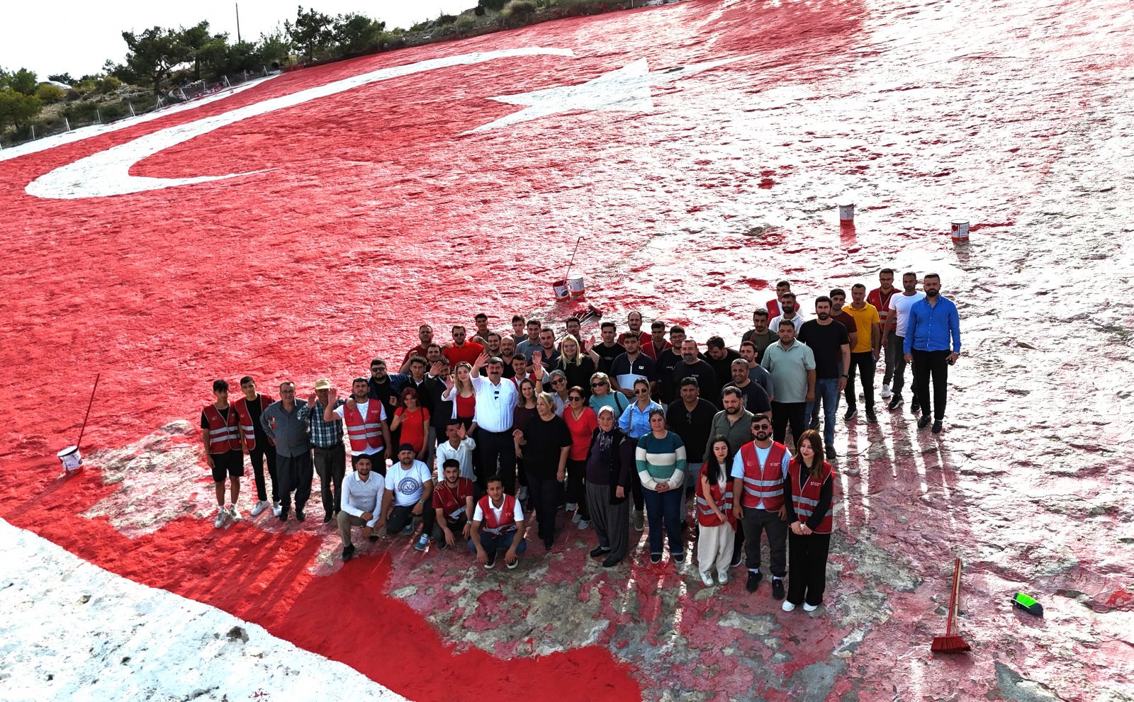BAŞKAN YILDIZ, KENTİN SİMGESİ OLAN AY YILDIZLI TÜRK BAYRAĞI’NI GENÇLERLE BOYADI
