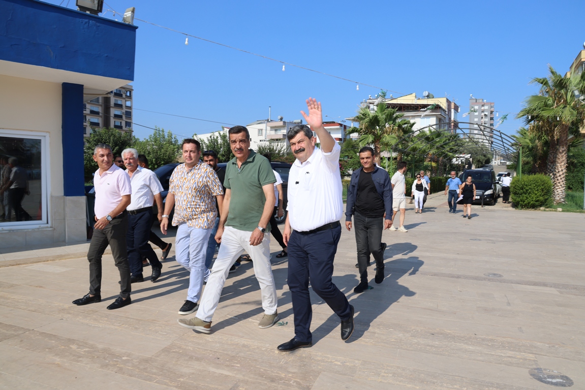 BAŞKAN YILDIZ, YÜZME KURSUNA KATILAN GENÇLERE SERTİFİKALARINI VERDİ
