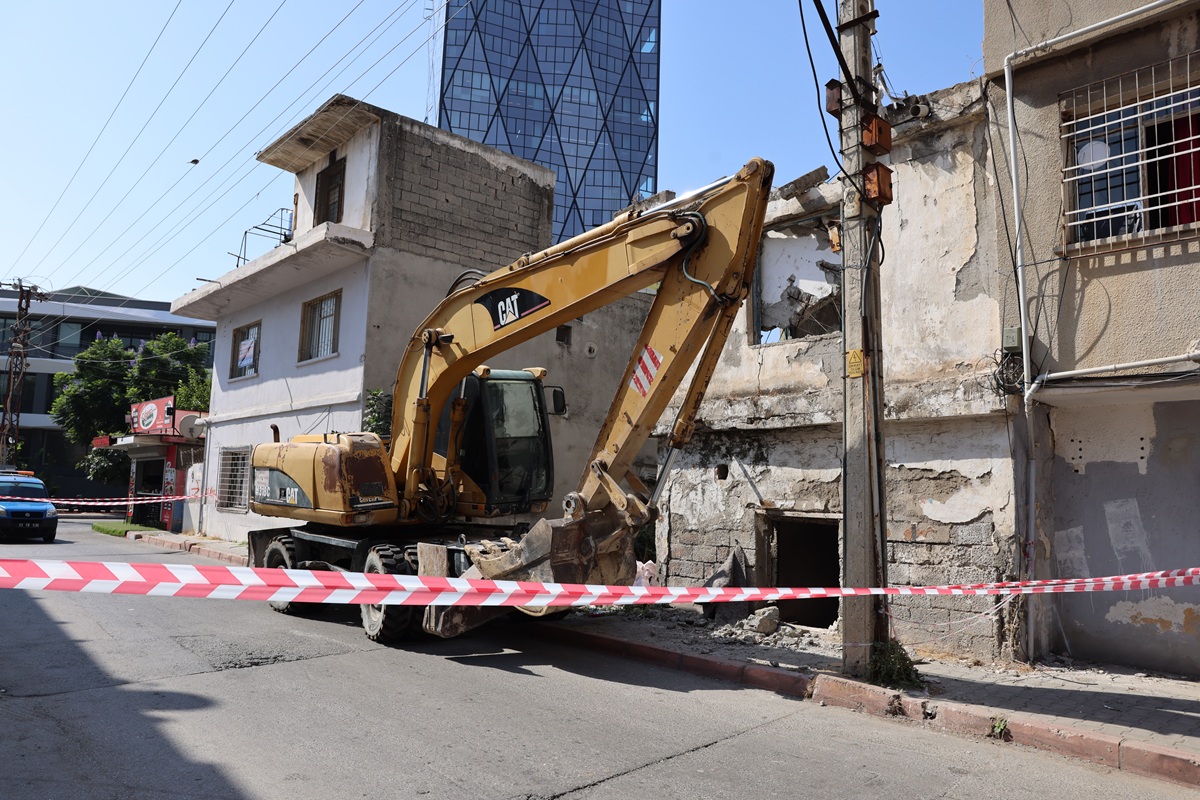 TOROSLAR’DA METRUK YAPILAR TEMİZLENİYOR