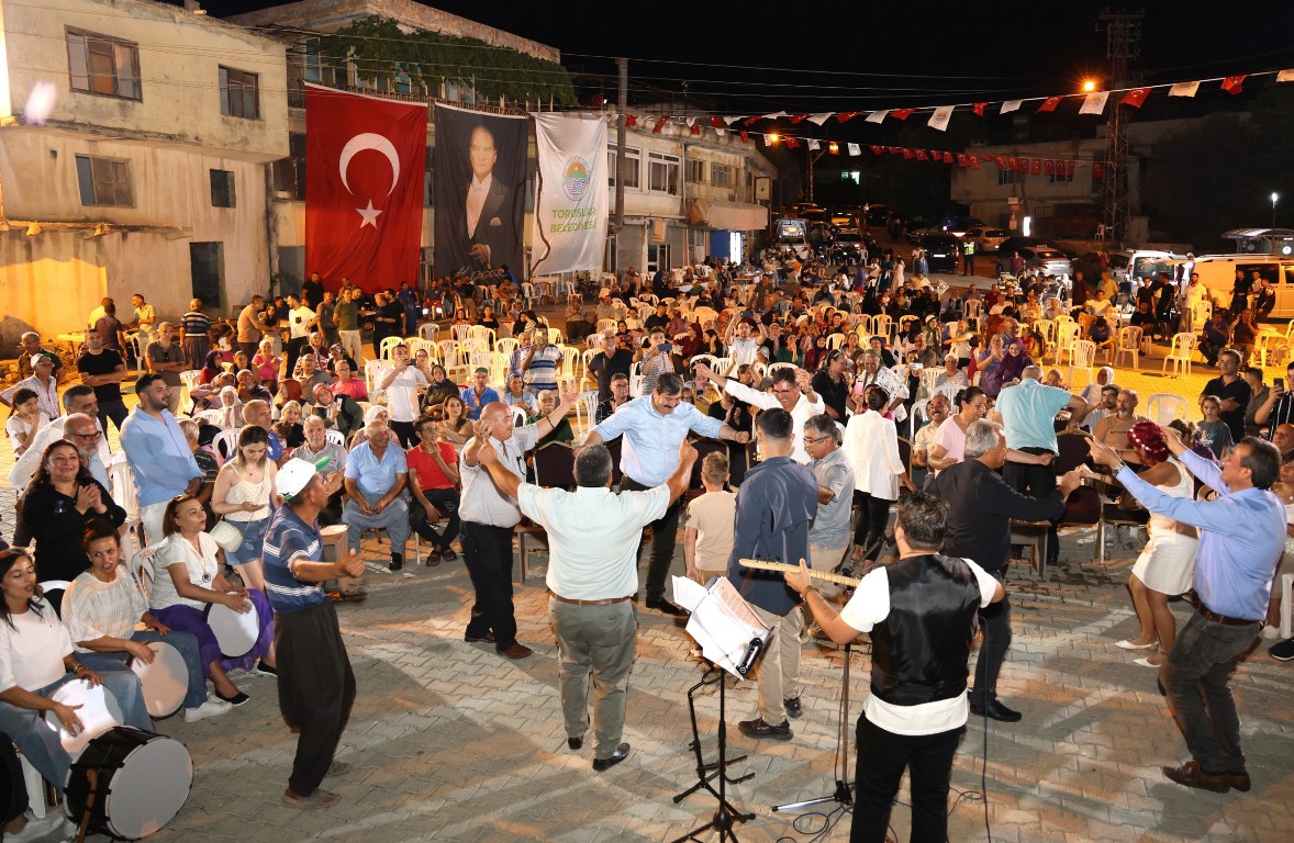 Toroslar Belediyesinin düzenlediği Üzüm Hasat Etkinliğinde renkli görüntüler vardı