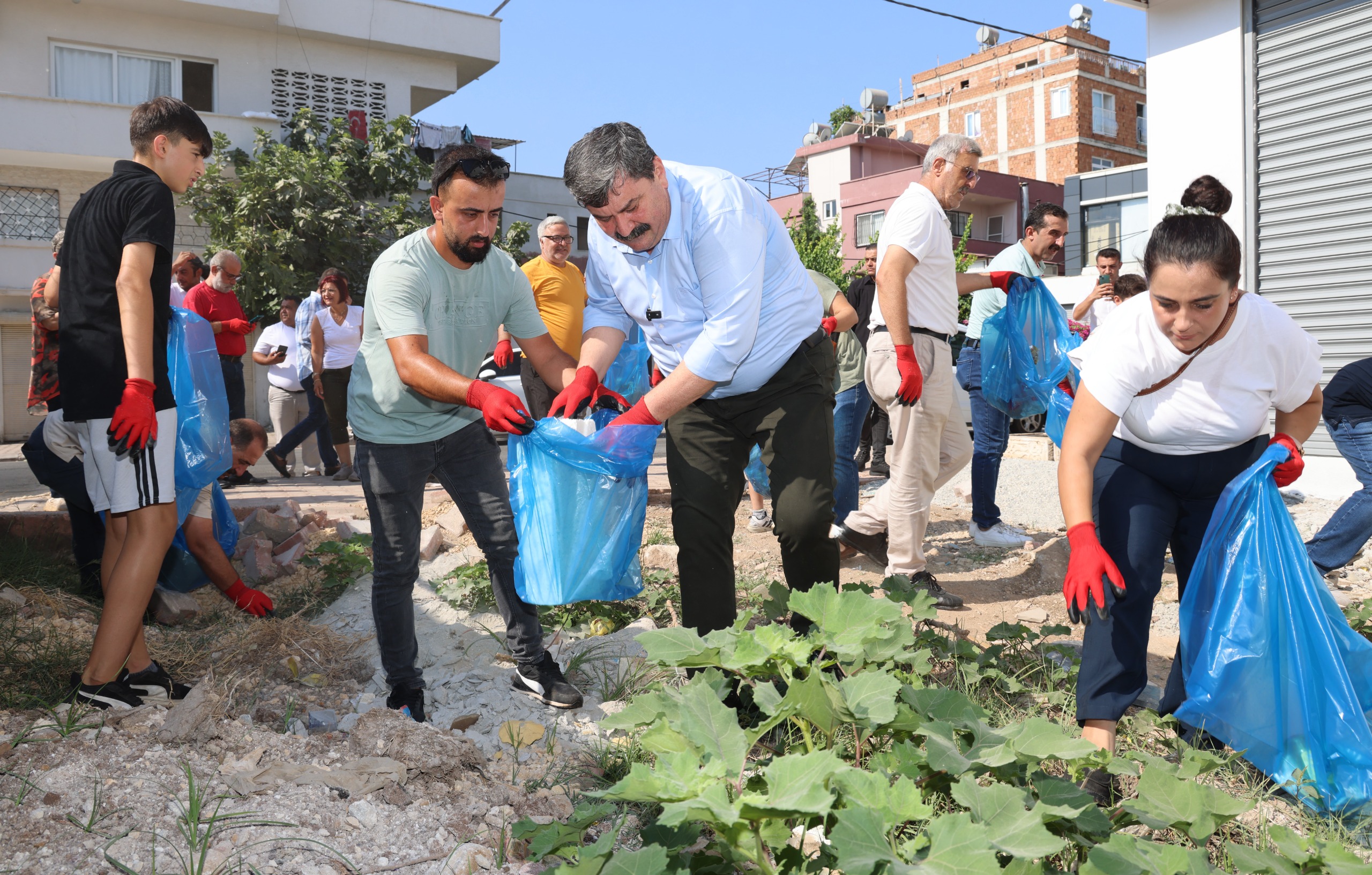 Belediyenin gelirine el konuldu,  başkan ve meclis üyeleri temizlik için sahaya indi