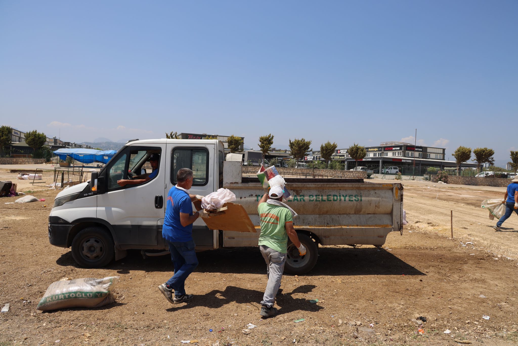 TOROSLAR’IN KURBAN SATIŞ ALANI TERTEMİZ OLDU