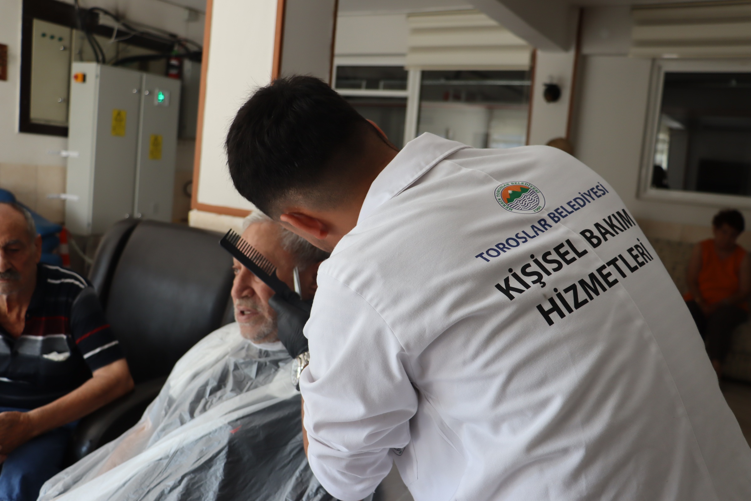 TOROSLAR BELEDİYESİNDEN HUZUREVİ SAKİNLERİNE KİŞİSEL BAKIM HİZMETİ - Görsel 8