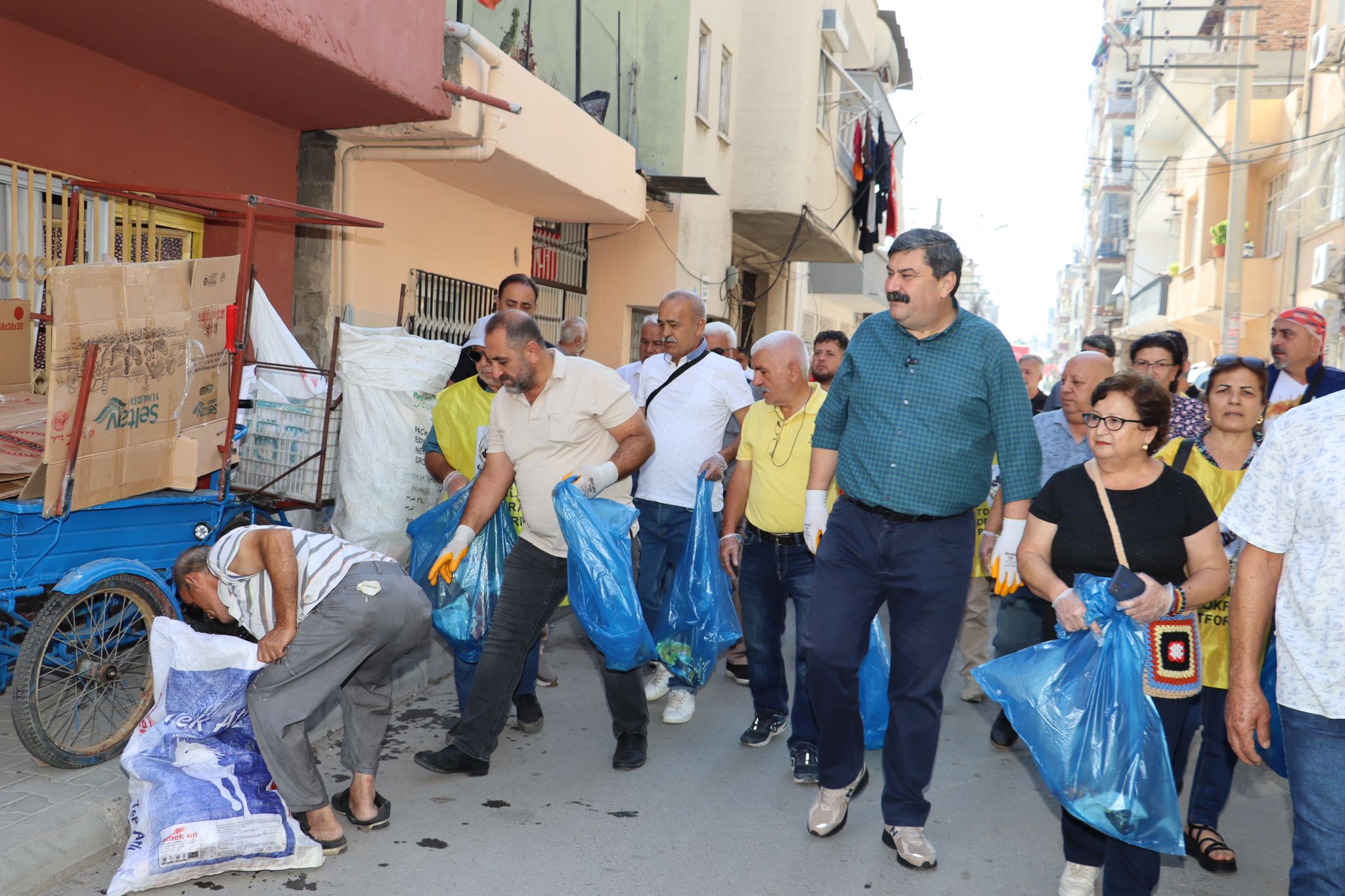 TOROSLAR’DA DİP KÖŞE TEMİZLİK DEVAM EDİYOR