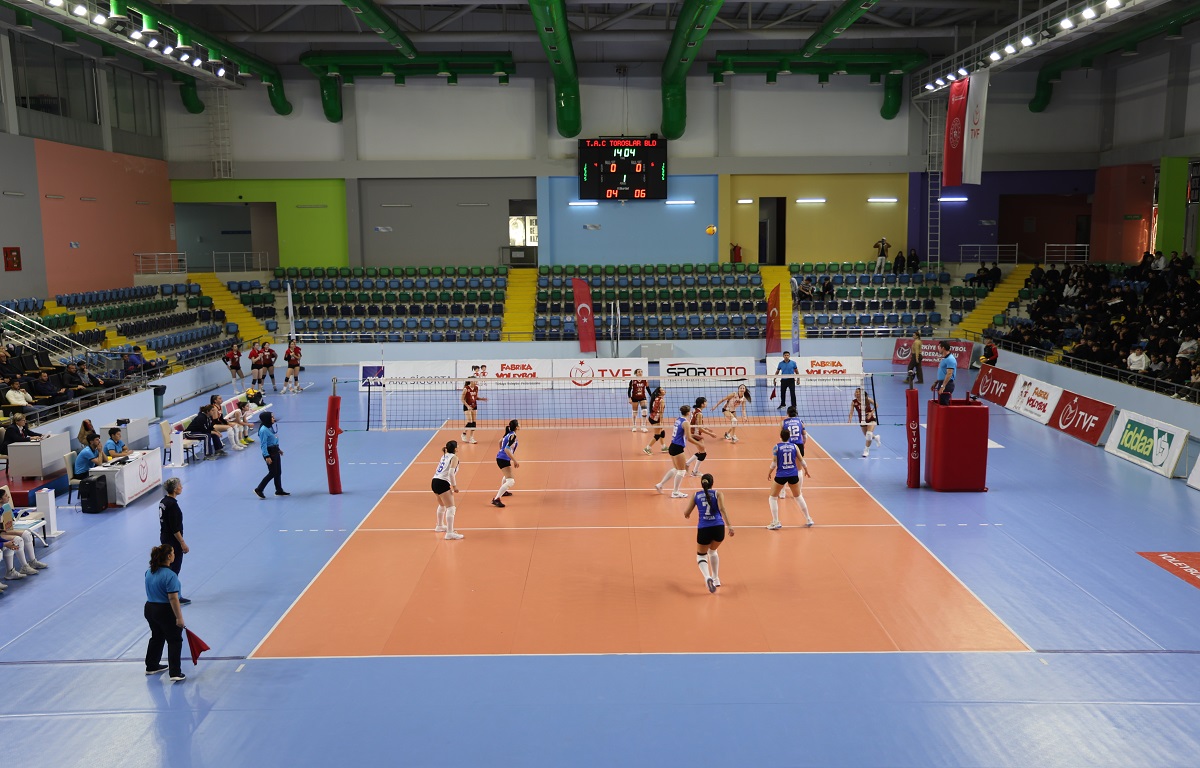 TOROSLAR BELEDİYESİNİN KADIN VOLEYBOL TAKIMI YİNE GALİP GELDİ