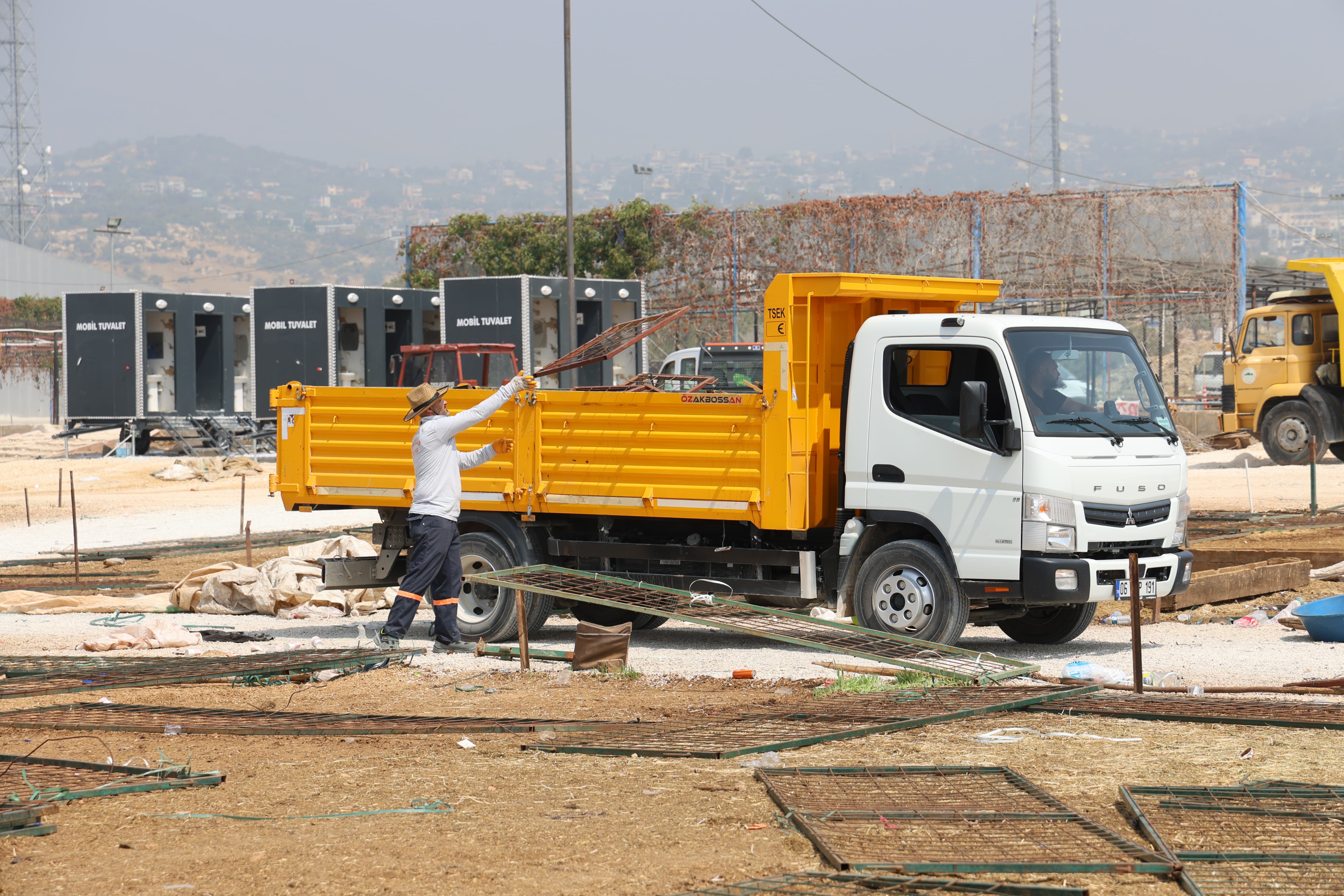 TOROSLAR’DA KURBAN SATIŞ ALANI TEMİZLENDİ