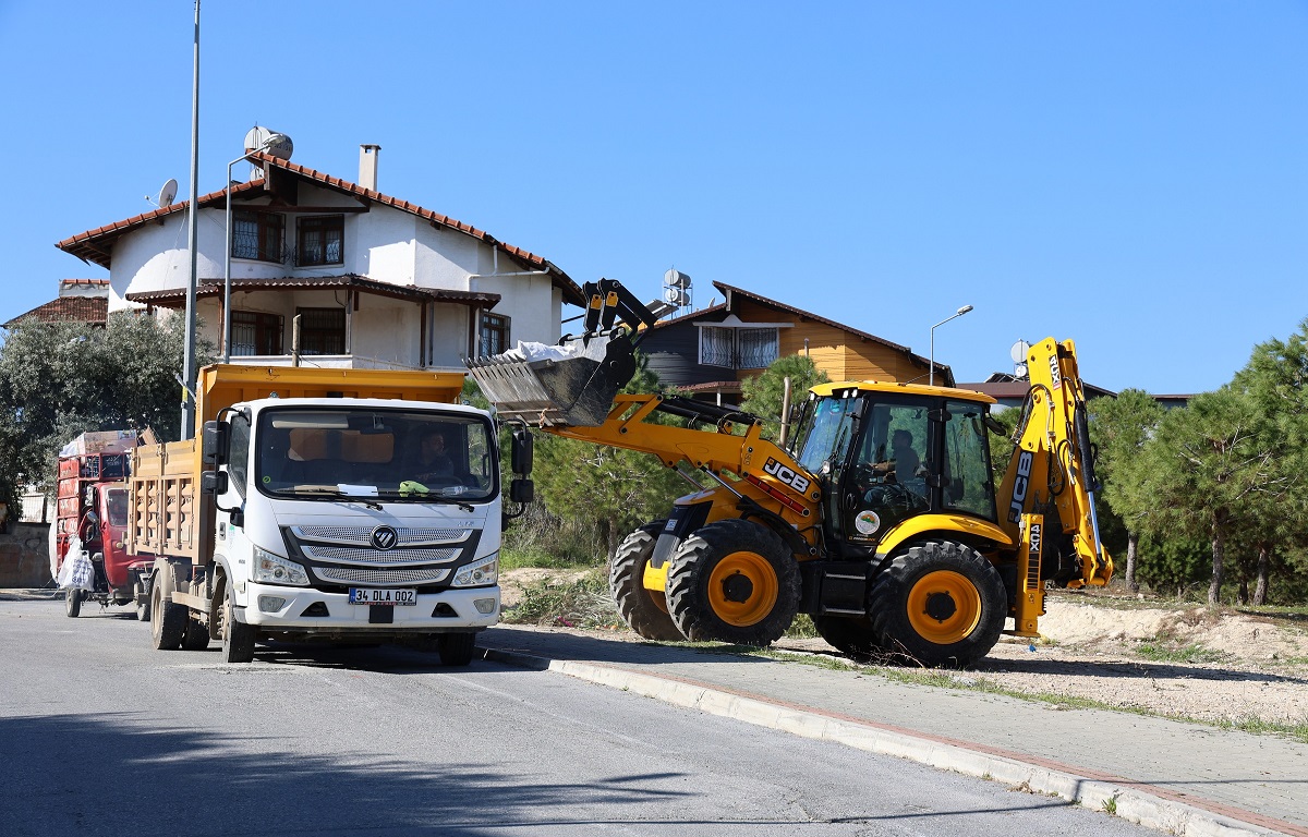TOROSLAR’DA KAMUSAL ALANLAR İŞGALDEN TEMİZLENİYOR