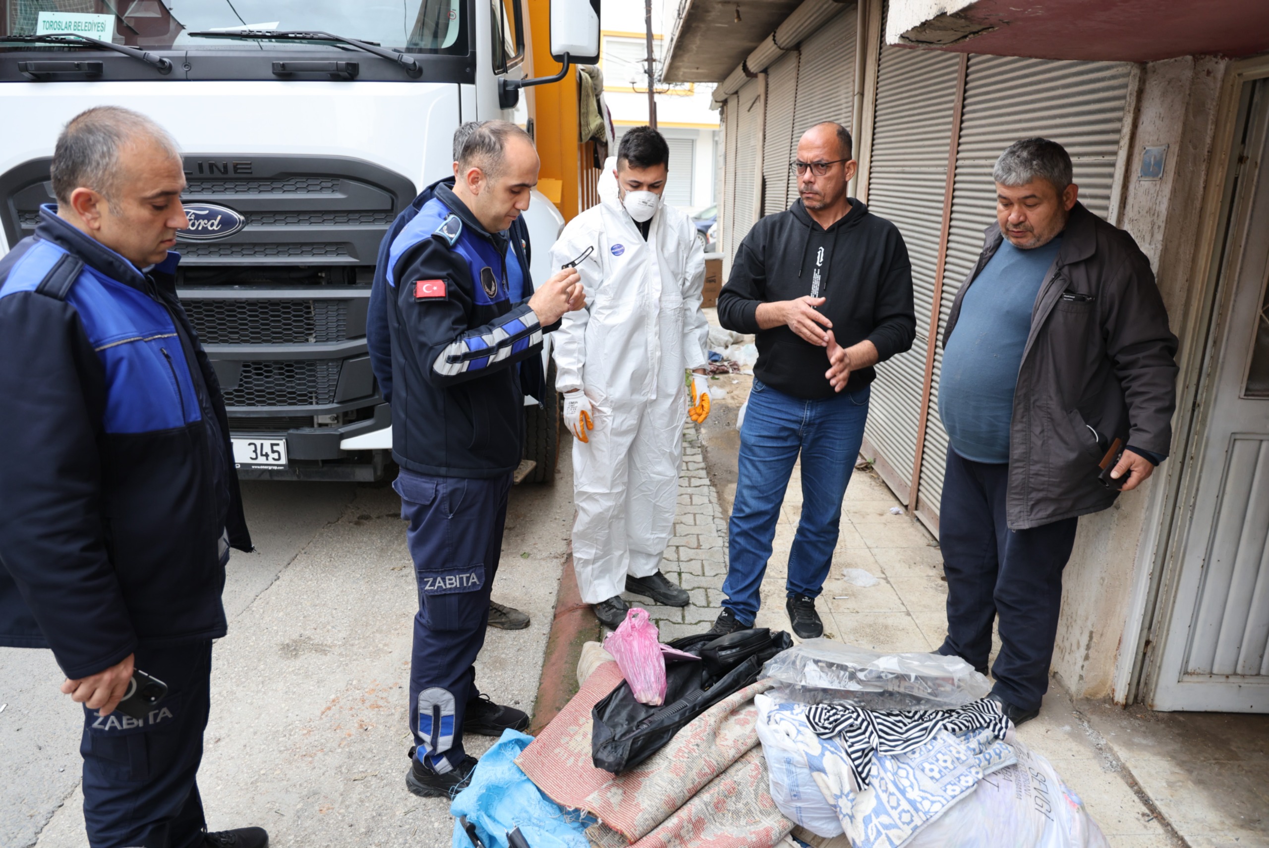 Toroslar Belediyesinden Çöp Ev Temizliği: 8 Ton Atık Çıkarıldı 115 Bin Lira ve Ruhsatsız Silah Bulundu