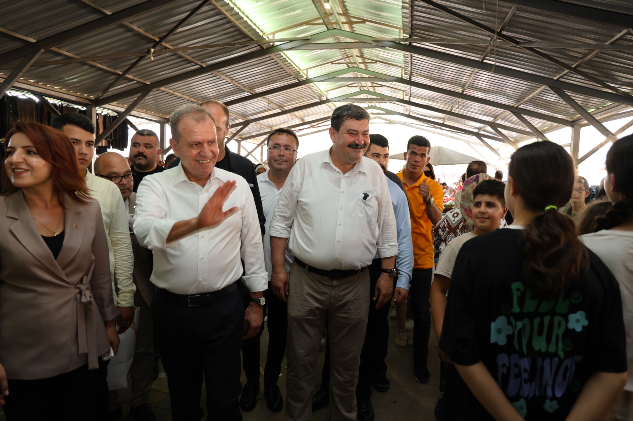 BAŞKAN YILDIZ VE BAŞKAN SEÇER’DEN GÜNEYKENT SEMT PAZARINA ZİYARET