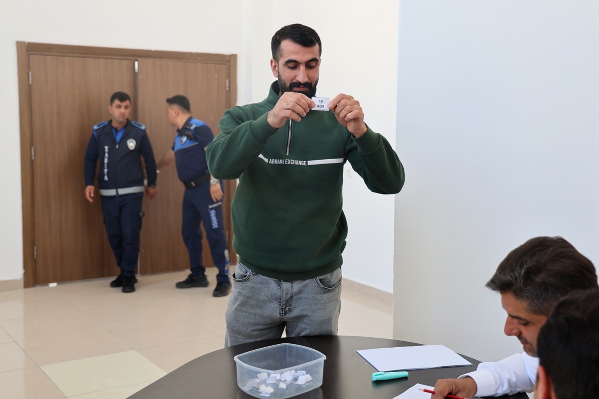 MERSİN’İN EN BÜYÜK KURBAN SATIŞ ALANLARINDAN BİRİ TOROSLAR’DA HİZMETE HAZIRLANIYOR