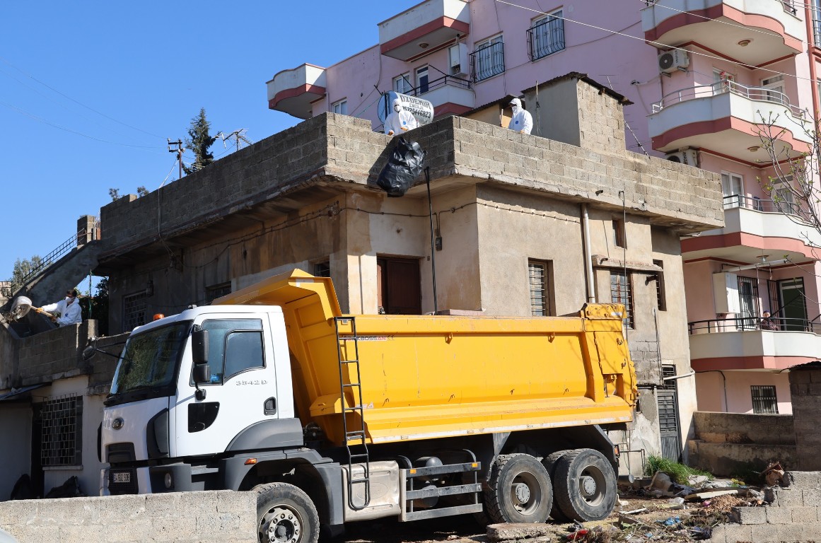 TOROSLAR'DA HALK SAĞLIĞINI TEHDİT EDEN ÇÖP EV TEMİZLENDİ