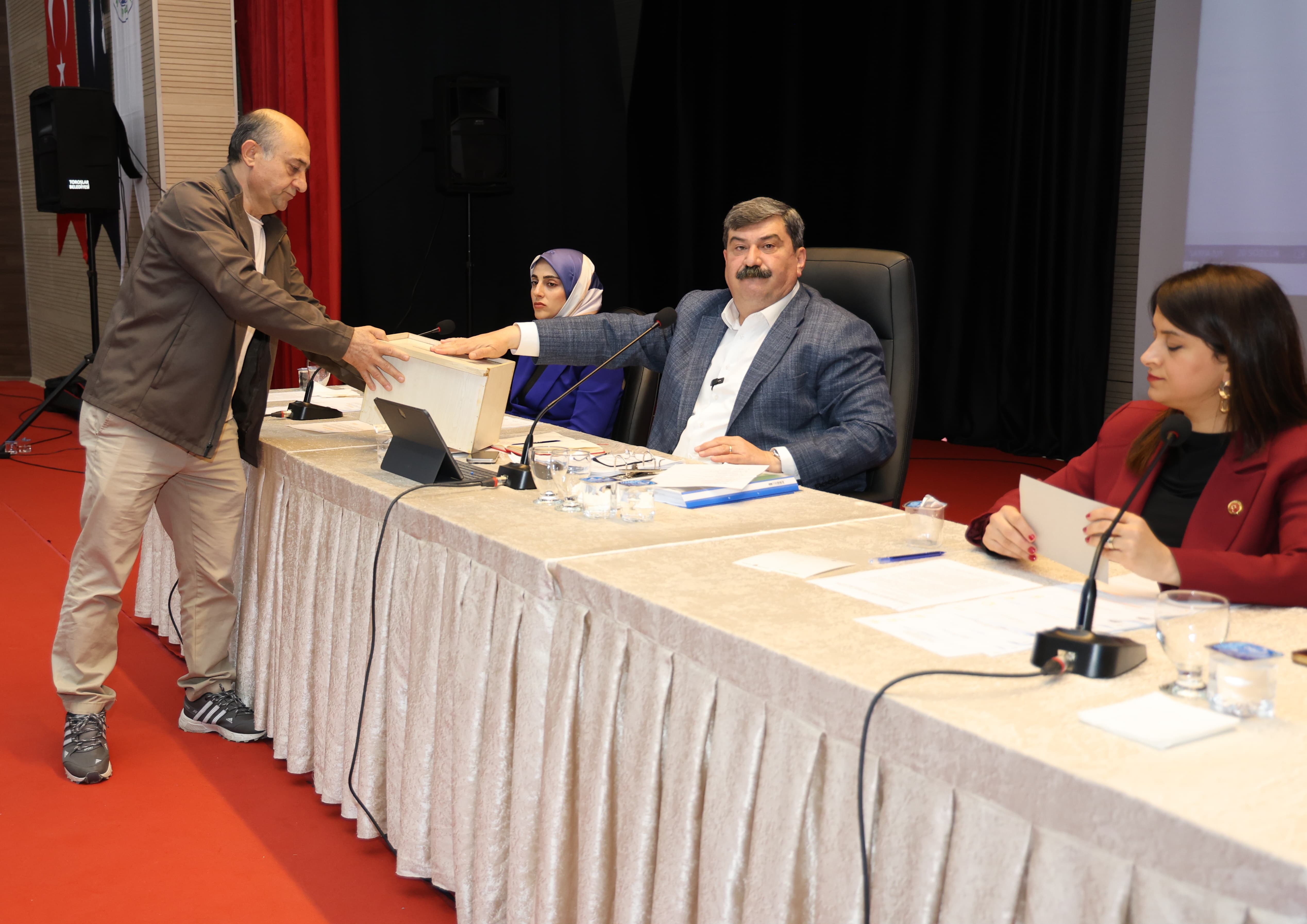 TOROSLAR BELEDİYE BAŞKANI YILDIZ: BELEDİYENİN ARAÇLARINI REHİNDEN KURTARDIK