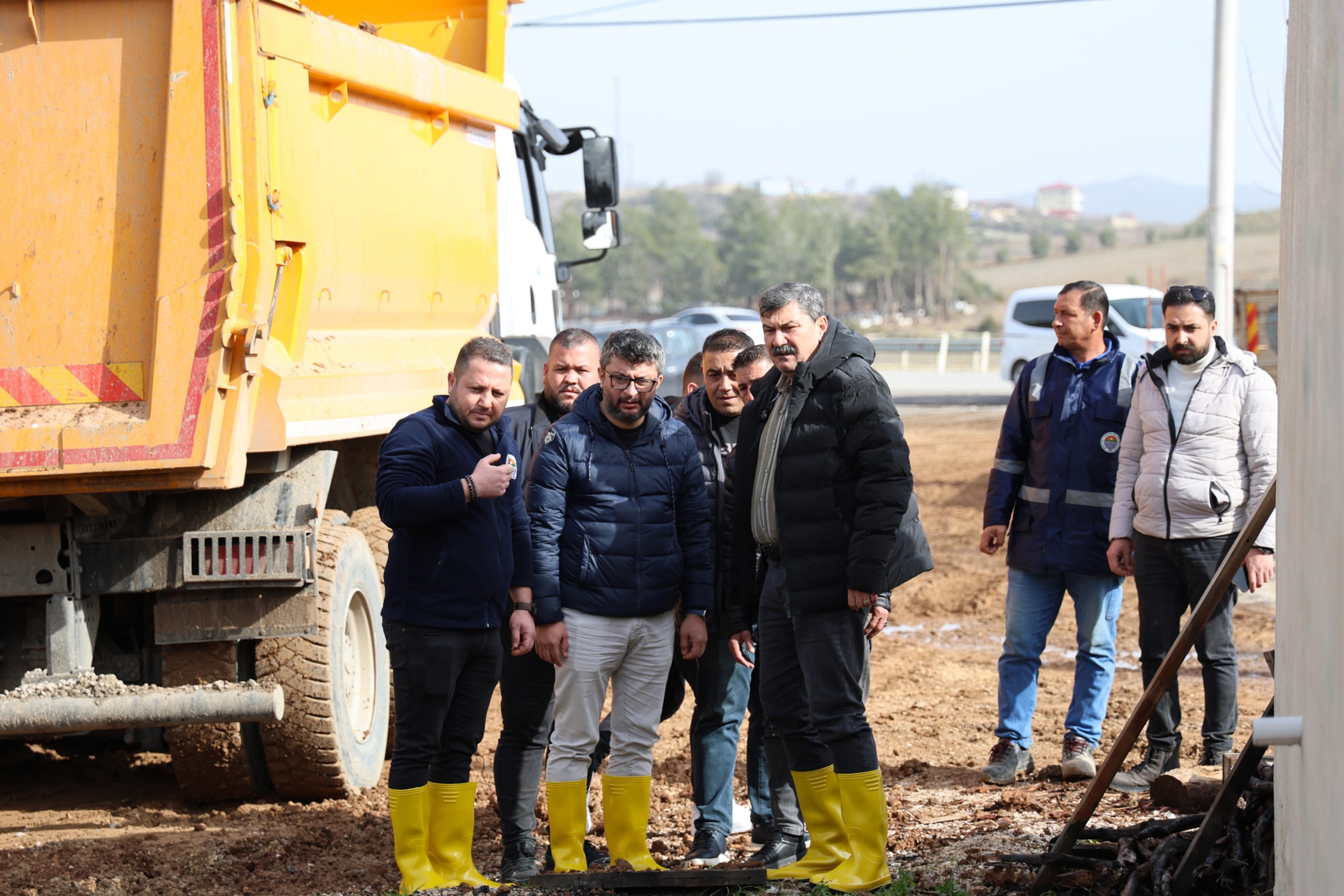 TOROSLAR BELEDİYESİ SAĞANAK YAĞIŞIN İZLERİNİ SİLMEK İÇİN 7/24 ÇALIŞIYOR