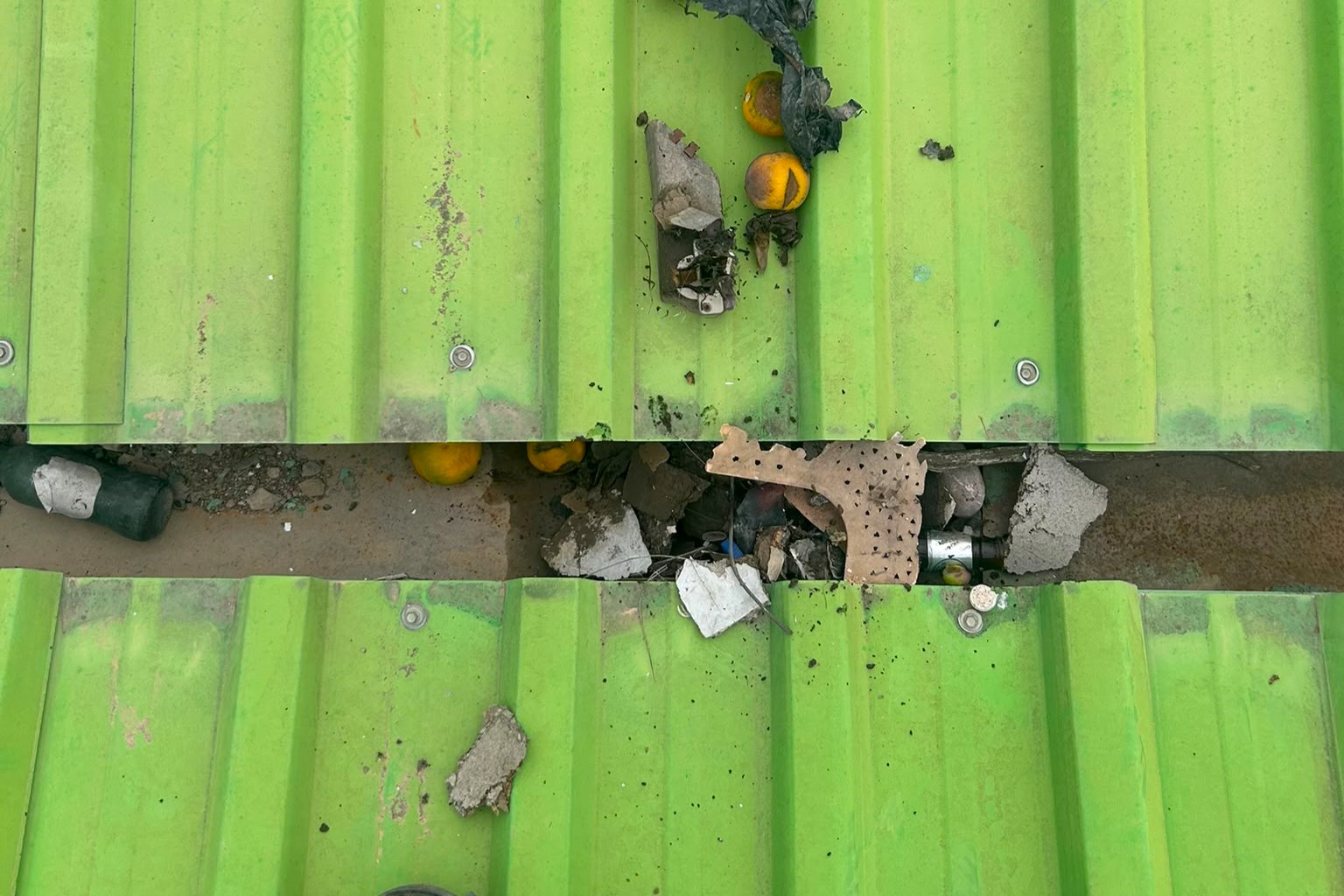 TOROSLAR’DA BELEDİYE EKİPLERİ, BU KEZ ÇÖPLERİ ÇATILARDAN TOPLUYOR - Görsel 4