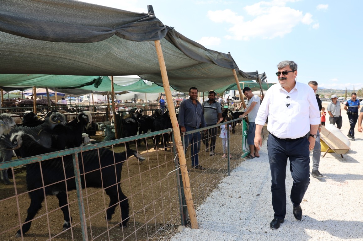 BAŞKAN YILDIZ KURBAN SATIŞ ALANINI ZİYARET ETTİ