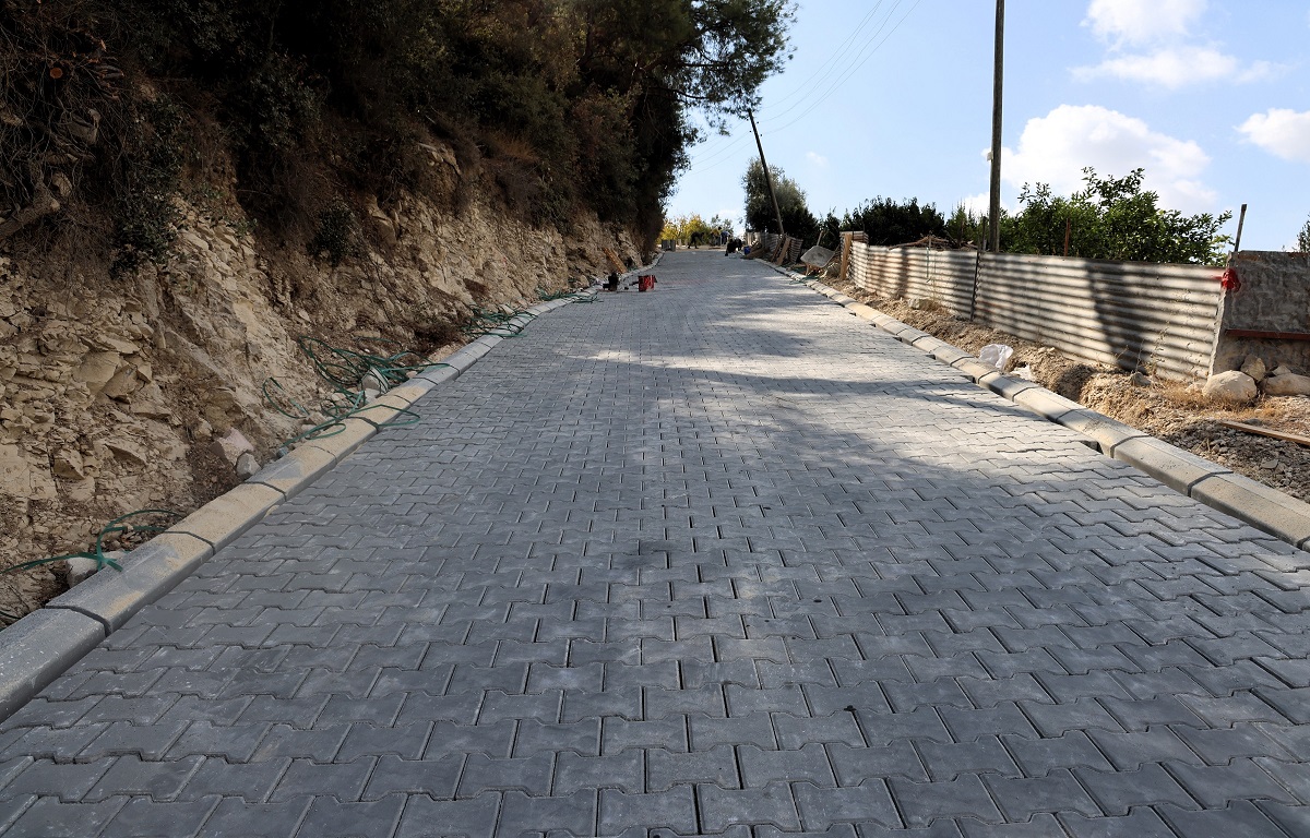 TOROSLAR’DA YOLLAR YENİLENİYOR, ULAŞIM RAHATLIYOR