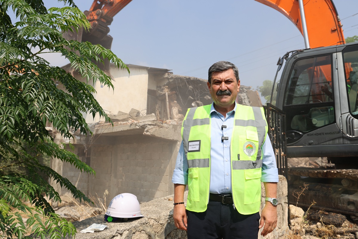 TOROSLAR’DA TEHLİKE OLUŞTURAN METRUK BİNALAR TEK TEK YIKILIYOR