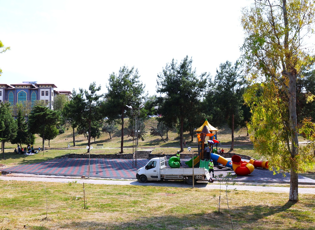 TOROSLAR’IN PARK VE YEŞİL ALANLARI BAKIMDAN GEÇİYOR - Görsel 2