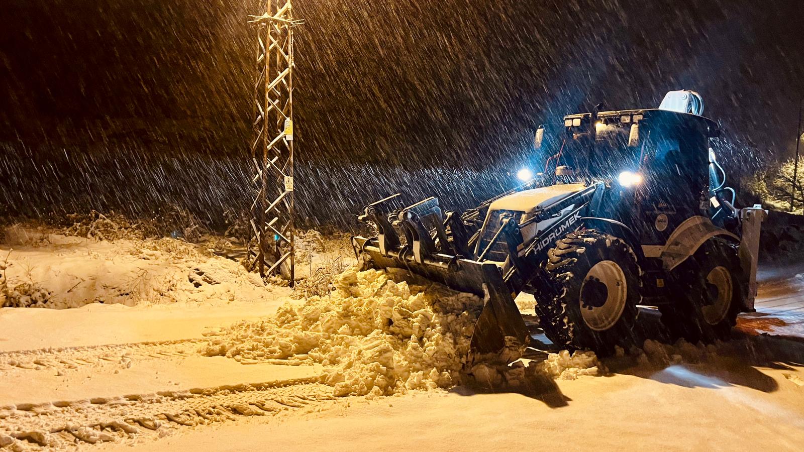 TOROSLAR BELEDİYESİ KARLI YOLLARI ULAŞIMA AÇIYOR