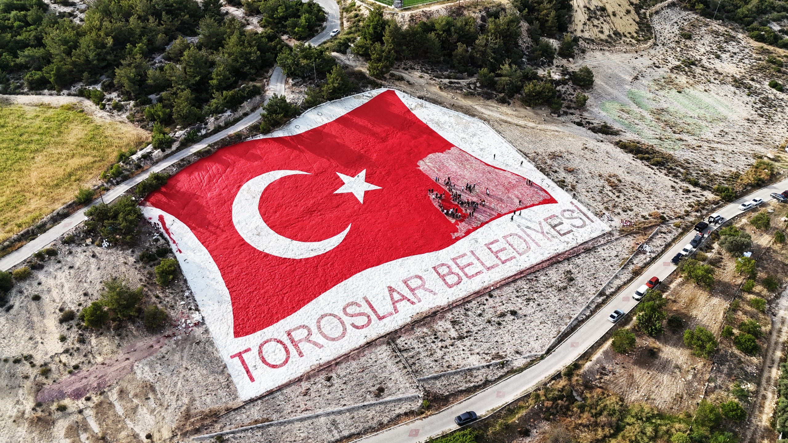 BAŞKAN YILDIZ, KENTİN SİMGESİ OLAN AY YILDIZLI TÜRK BAYRAĞI’NI GENÇLERLE BOYADI