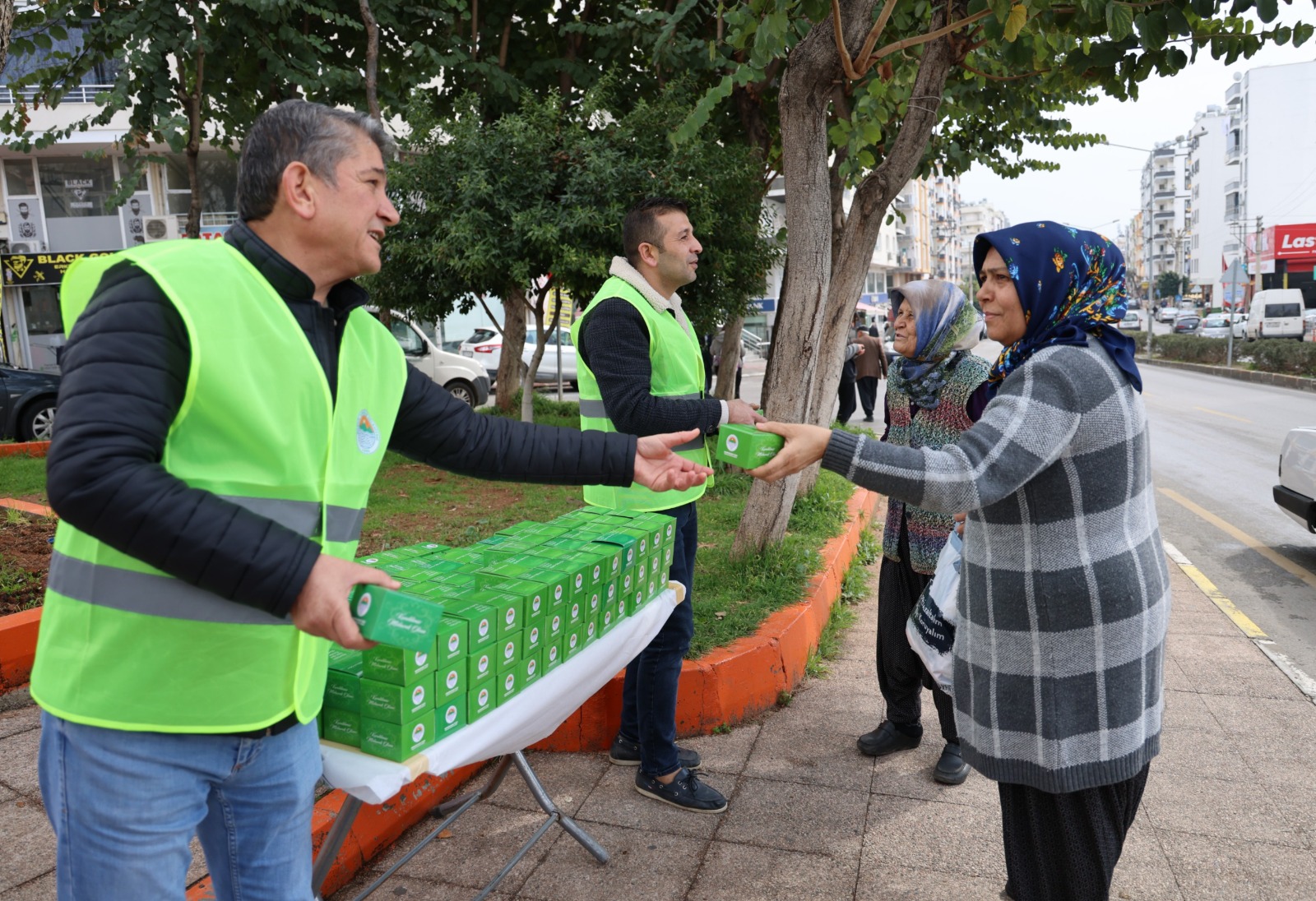 TOROSLAR BELEDİYESİ İLÇENİN FARKLI NOKTALARINDA KANDİL SİMİDİ DAĞITTI