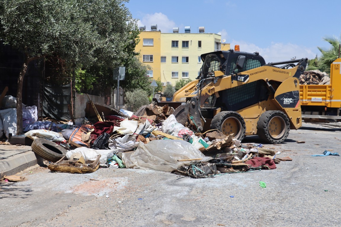 TOROSLAR BELEDİYESİ, ÇÖP EVDEN 7 KAMYON ATIK ÇIKARDI