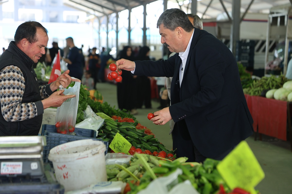 BAŞKAN YILDIZ, ÜRETİCİ VE KÖYLÜ PAZARINDA VATANDAŞLARLA BULUŞTU