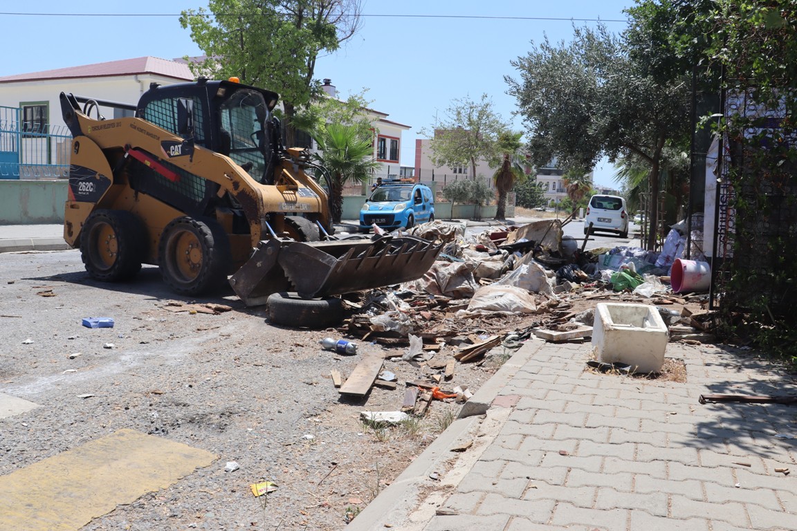 TOROSLAR BELEDİYESİ, ÇÖP EVDEN 7 KAMYON ATIK ÇIKARDI