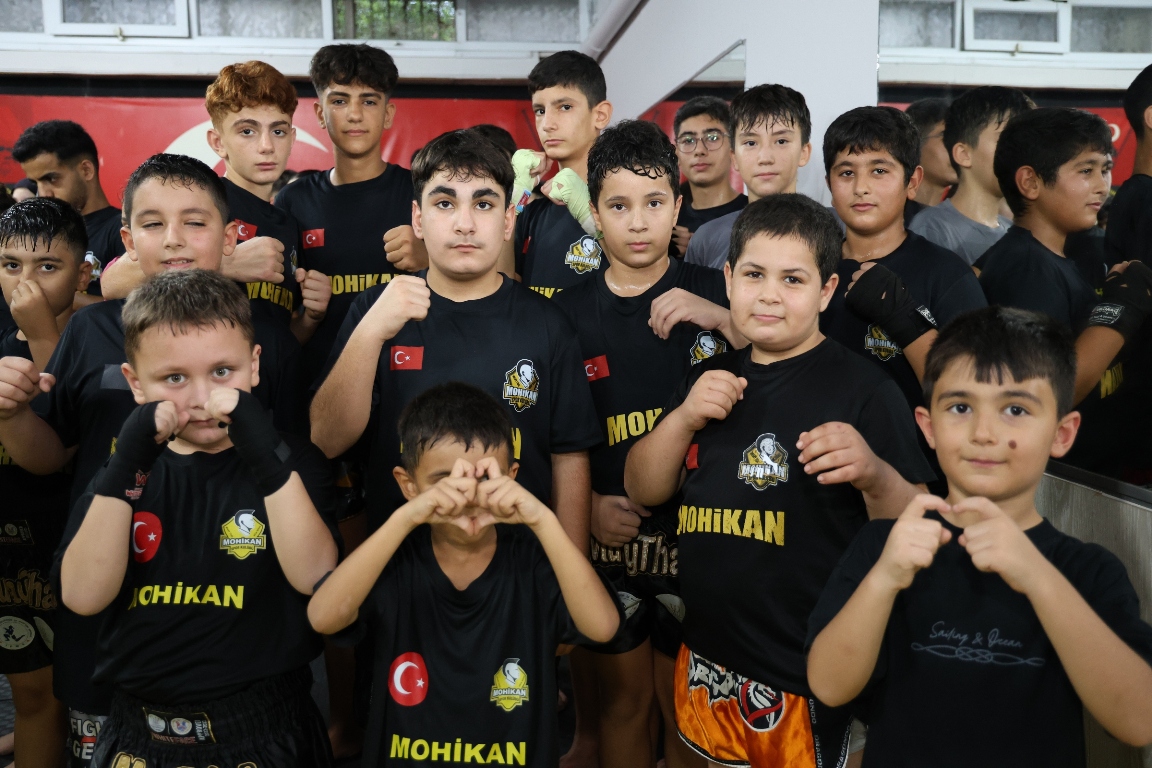 BAŞKAN YILDIZ, MUAY THAİ SPORCULARIYLA BULUŞTU