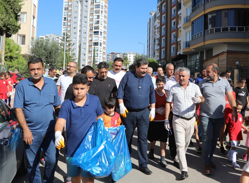 TOROSLAR’DA ÇOCUKLAR OYUN OYNADIKLARI PARK, YEŞİL ALAN VE SOKAKLARDA ÇÖP TOPLADI