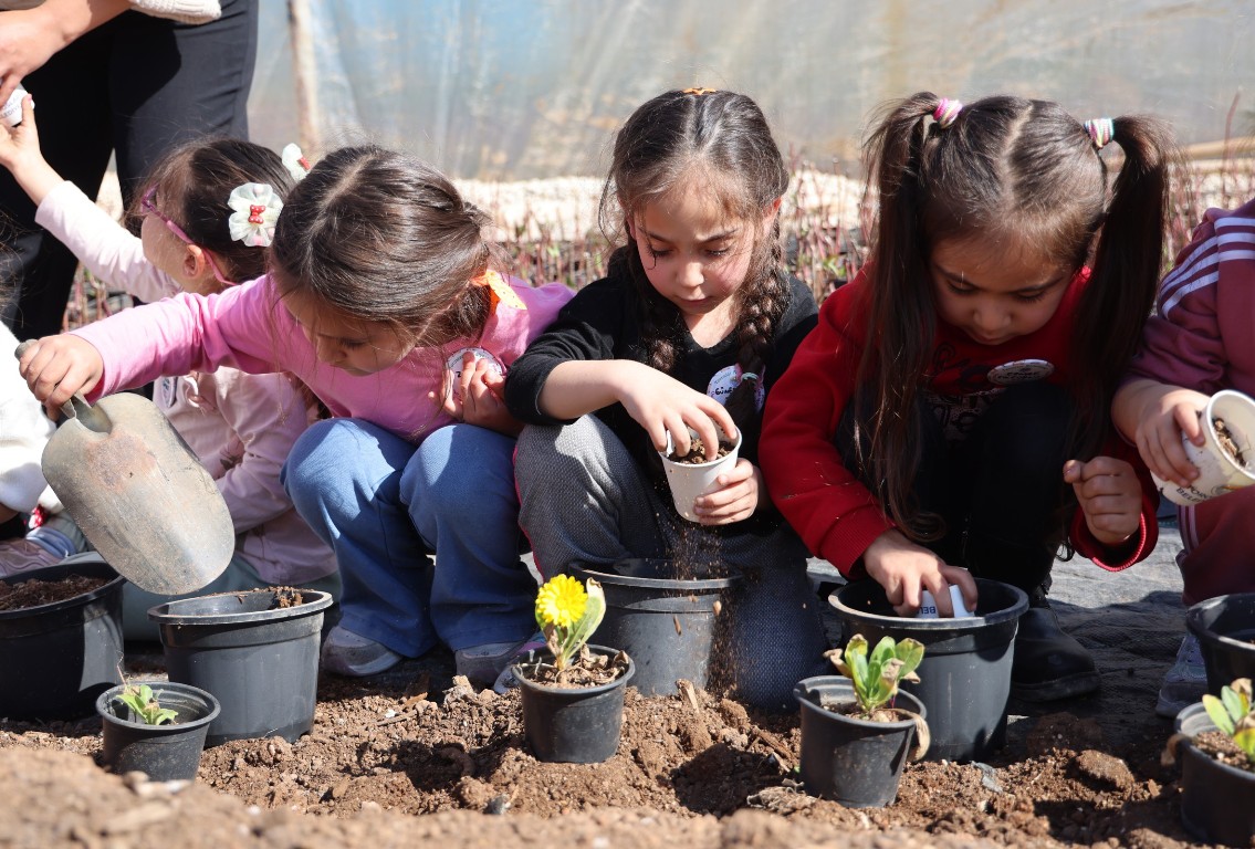 OSMANİYE GÜNDÜZ BAKIMEVİ’NİN MİNİK ÖĞRENCİLERİ BELEDİYE SERASINDA ÇİÇEK EKTİ