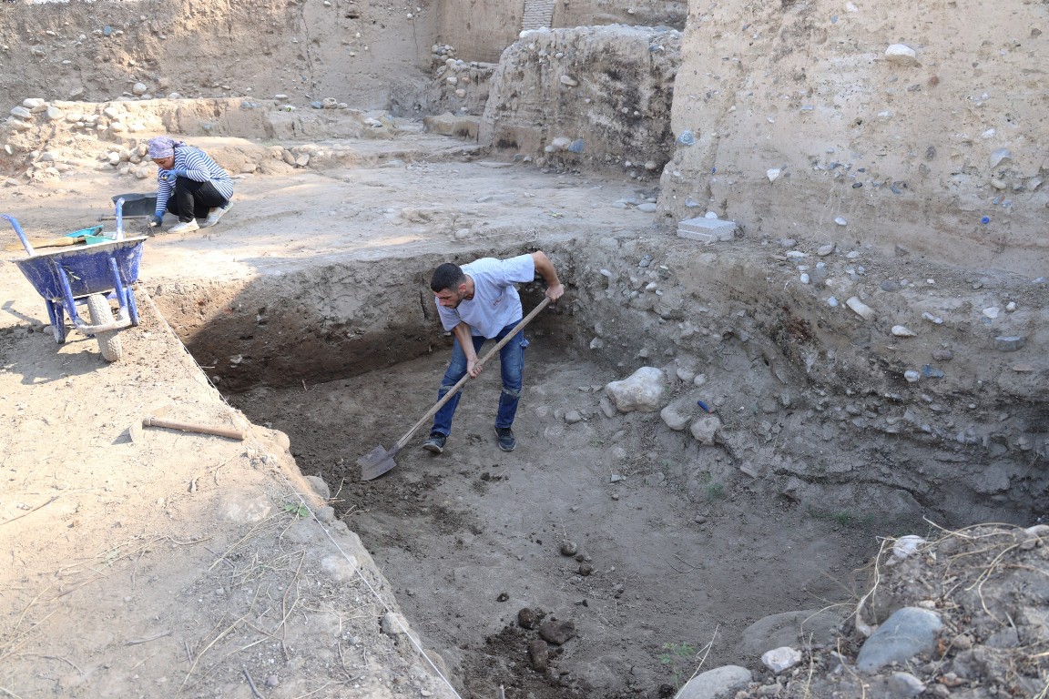 BAŞKAN YILDIZ, 9 BİN YILLIK GEÇMİŞE SAHİP YUMUKTEPE HÖYÜĞÜ’NDE YAPILAN KAZI ÇALIŞMALARINI İNCELEDİ