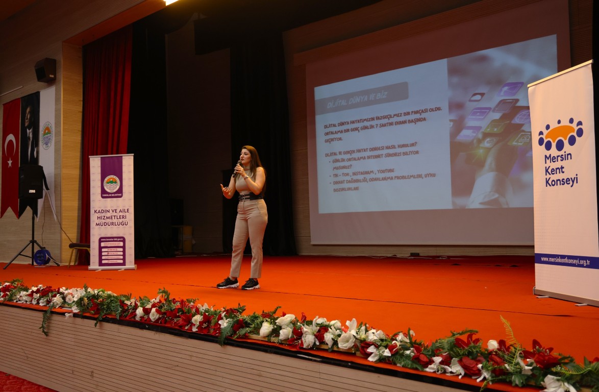 TOROSLAR’DA GENÇLERE DİJİTAL DÜNYADA BİLİNÇLİ BİREY OLMA SEMİNERİ