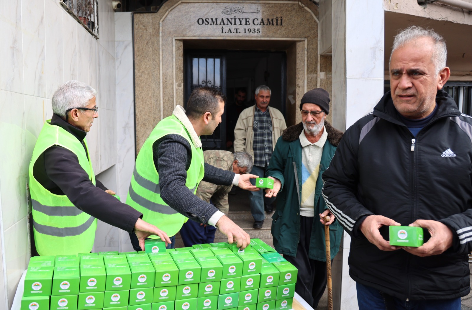 TOROSLAR BELEDİYESİ İLÇENİN FARKLI NOKTALARINDA KANDİL SİMİDİ DAĞITTI