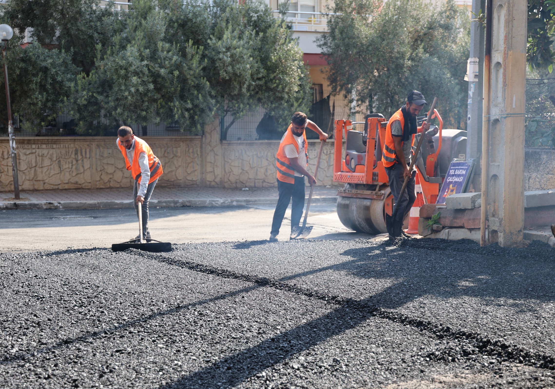 TOROSLAR’DA YOL VE KALDIRIM ÇALIŞMALARI SÜRÜYOR