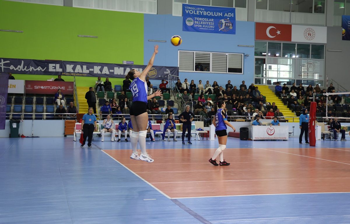 TOROSLAR BELEDİYESİNİN KADIN VOLEYBOL TAKIMI YİNE GALİP GELDİ