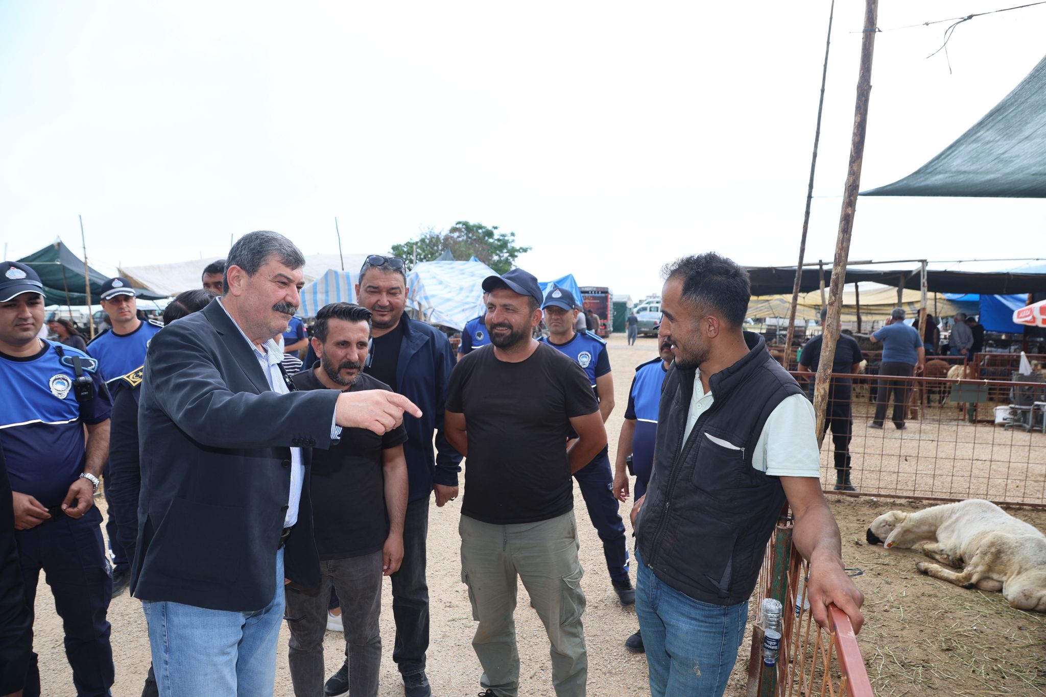 BAŞKAN YILDIZ KURBAN SATIŞ ALANINI ZİYARET ETTİ