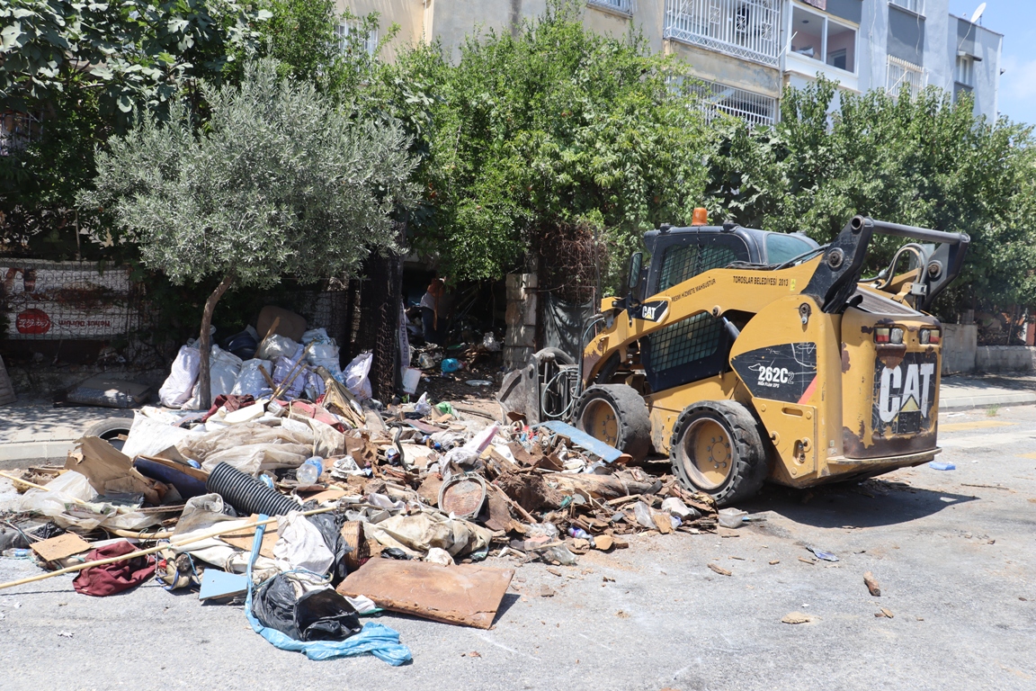 TOROSLAR BELEDİYESİ, ÇÖP EVDEN 7 KAMYON ATIK ÇIKARDI