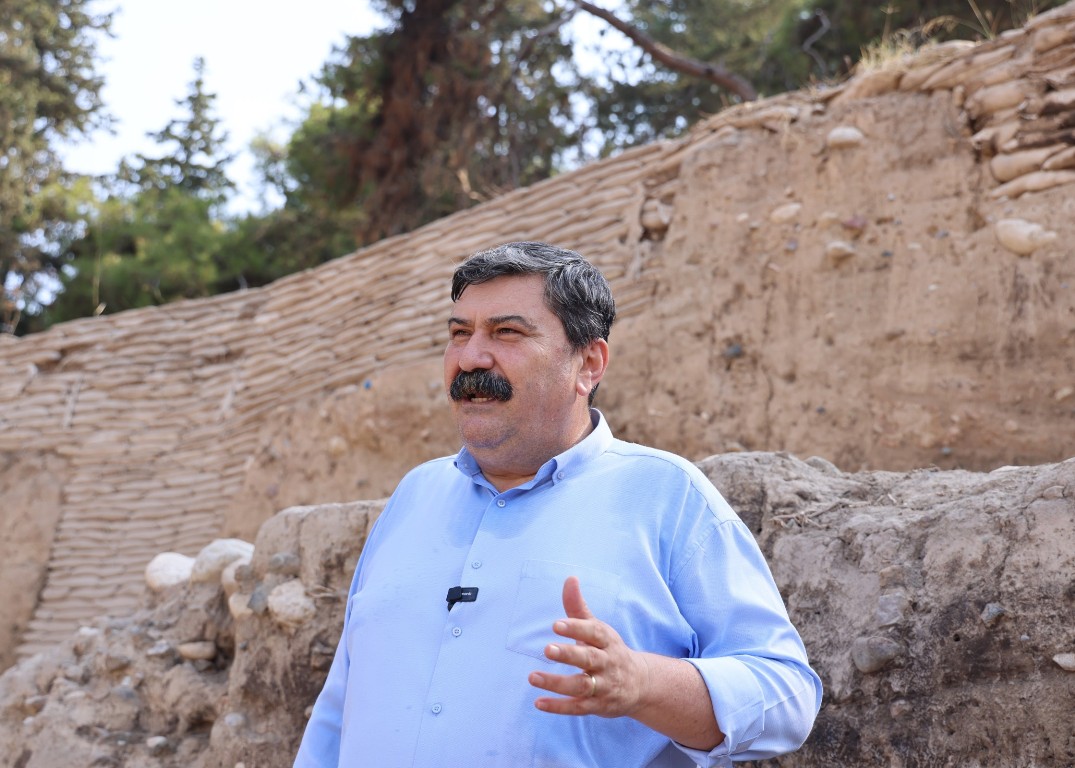 BAŞKAN YILDIZ, 9 BİN YILLIK GEÇMİŞE SAHİP YUMUKTEPE HÖYÜĞÜ’NDE YAPILAN KAZI ÇALIŞMALARINI İNCELEDİ