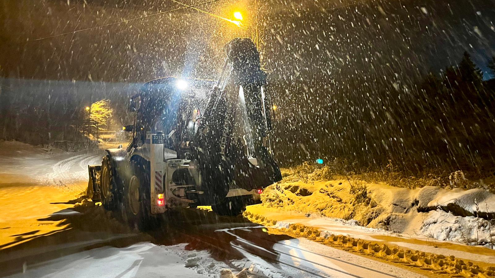 TOROSLAR BELEDİYESİ KARLI YOLLARI ULAŞIMA AÇIYOR