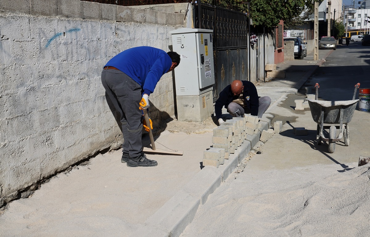 TOROSLAR BELEDİYESİ, YOL VE KALDIRIM ÇALIŞMALARINDA HIZ KESMİYOR