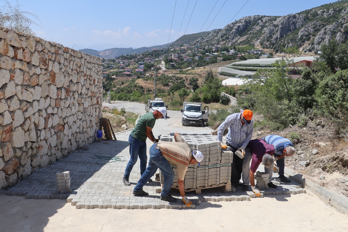 TOROSLAR BELEDİYESİNİN YOL YAPIM VE ÇEVRE DÜZENLEME ÇALIŞMALARI DEVAM EDİYOR