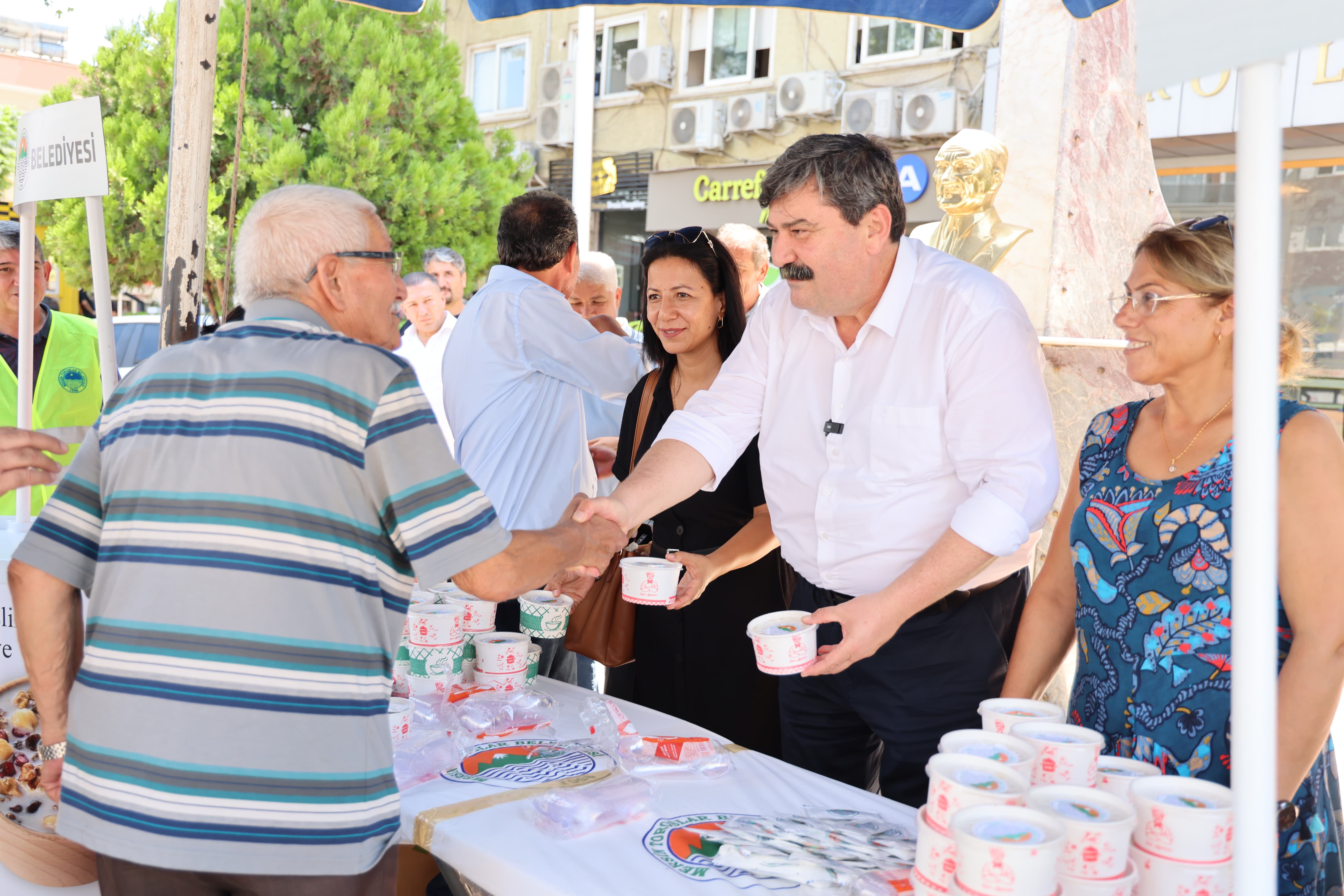 BAŞKAN YILDIZ, VATANDAŞLARA AŞURE İKRAM ETTİ