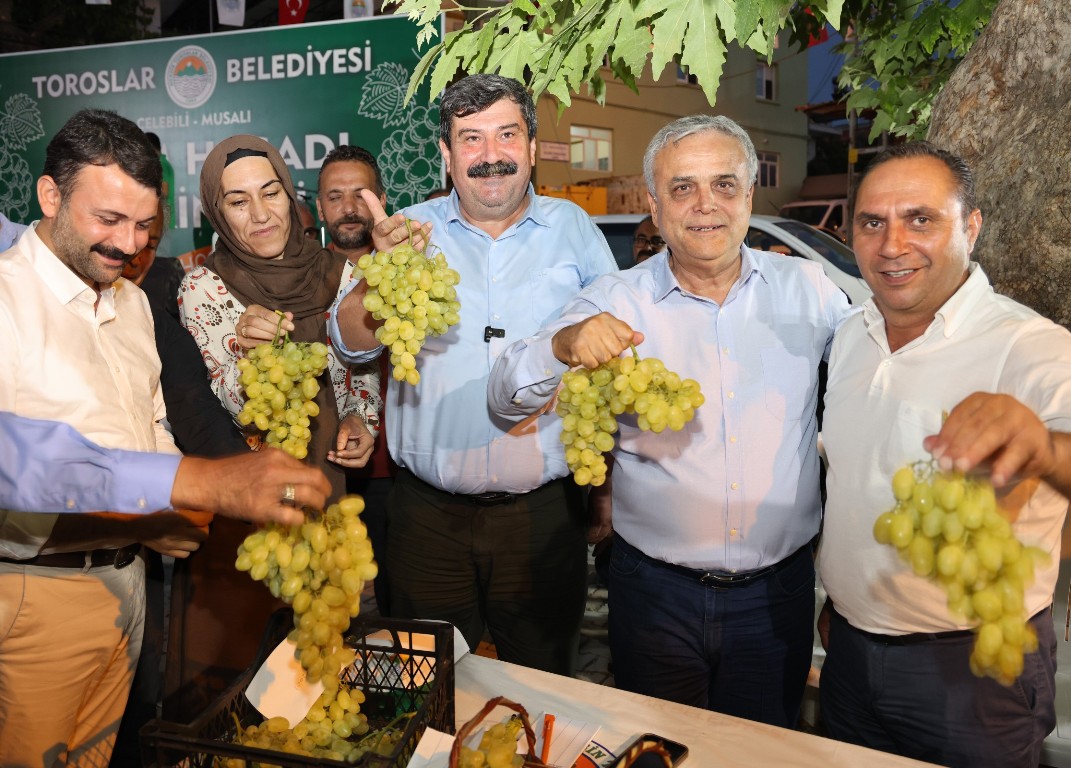 Toroslar Belediyesinin düzenlediği Üzüm Hasat Etkinliğinde renkli görüntüler vardı