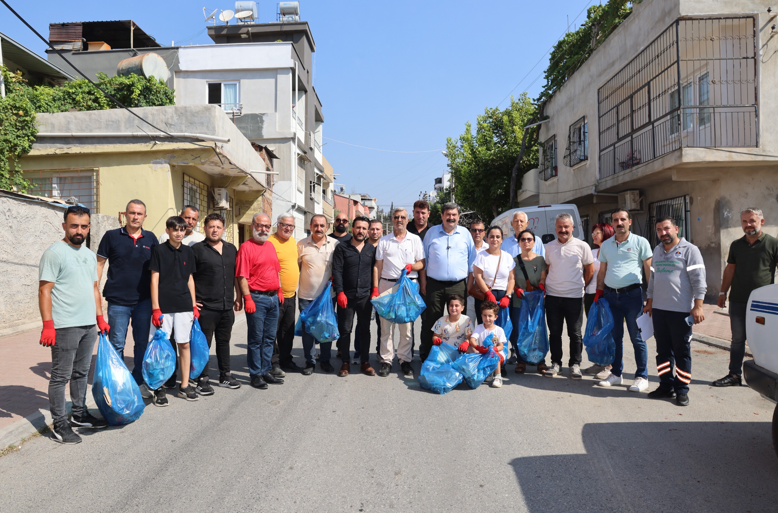 Belediyenin gelirine el konuldu,  başkan ve meclis üyeleri temizlik için sahaya indi