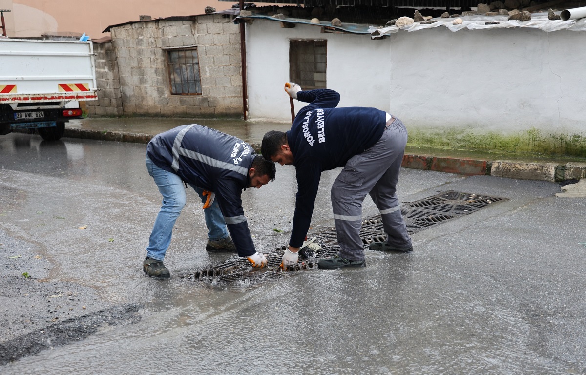 TOROSLAR BELEDİYESİ ŞİDDETLİ YAĞIŞLARA KARŞI SAHADA: MAZGALLAR TEK TEK TEMİZLENİYOR