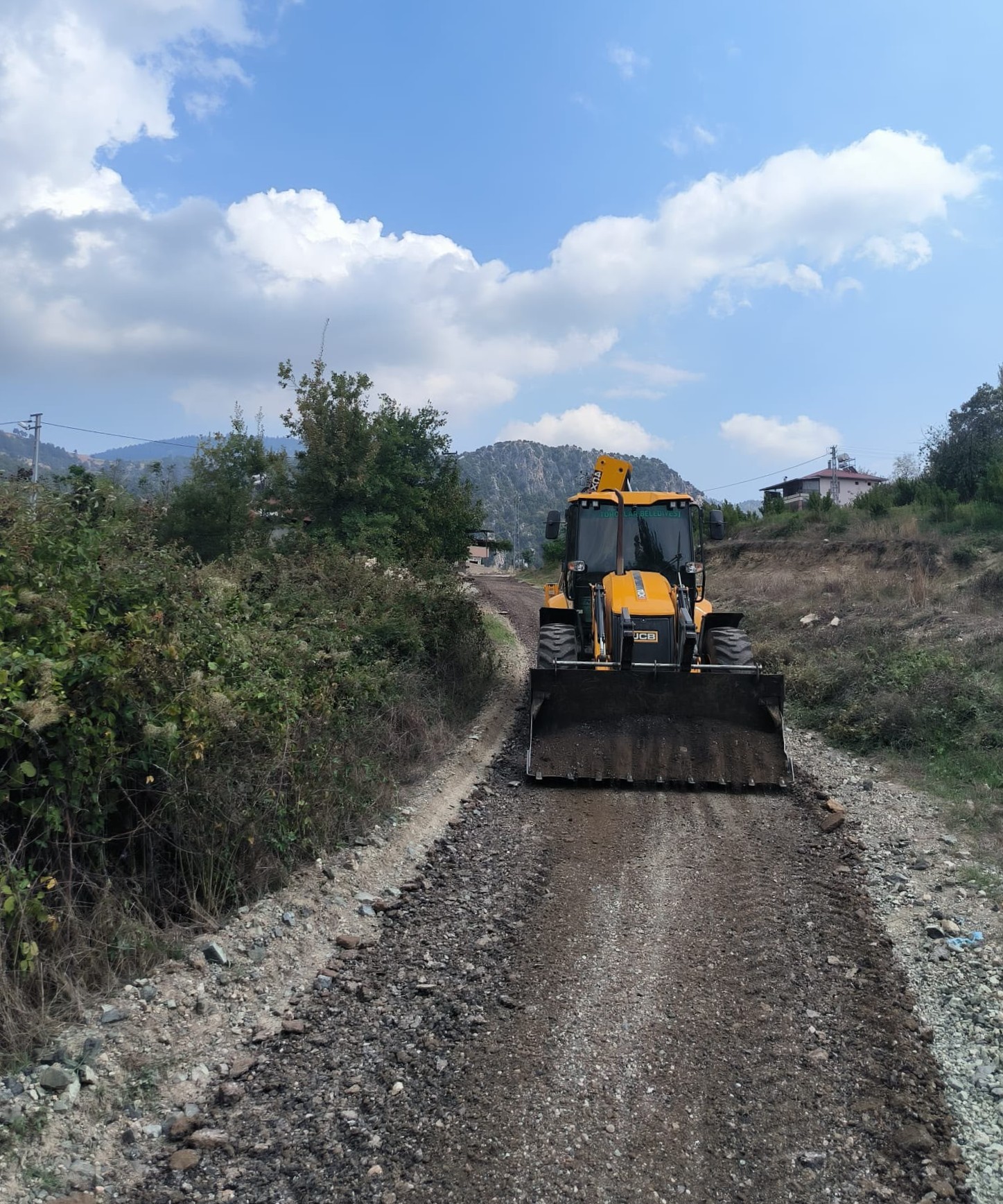 TOROSLAR’IN KIRSAL MAHALLELERİNDE YOLLAR YENİLENİYOR - Görsel 2